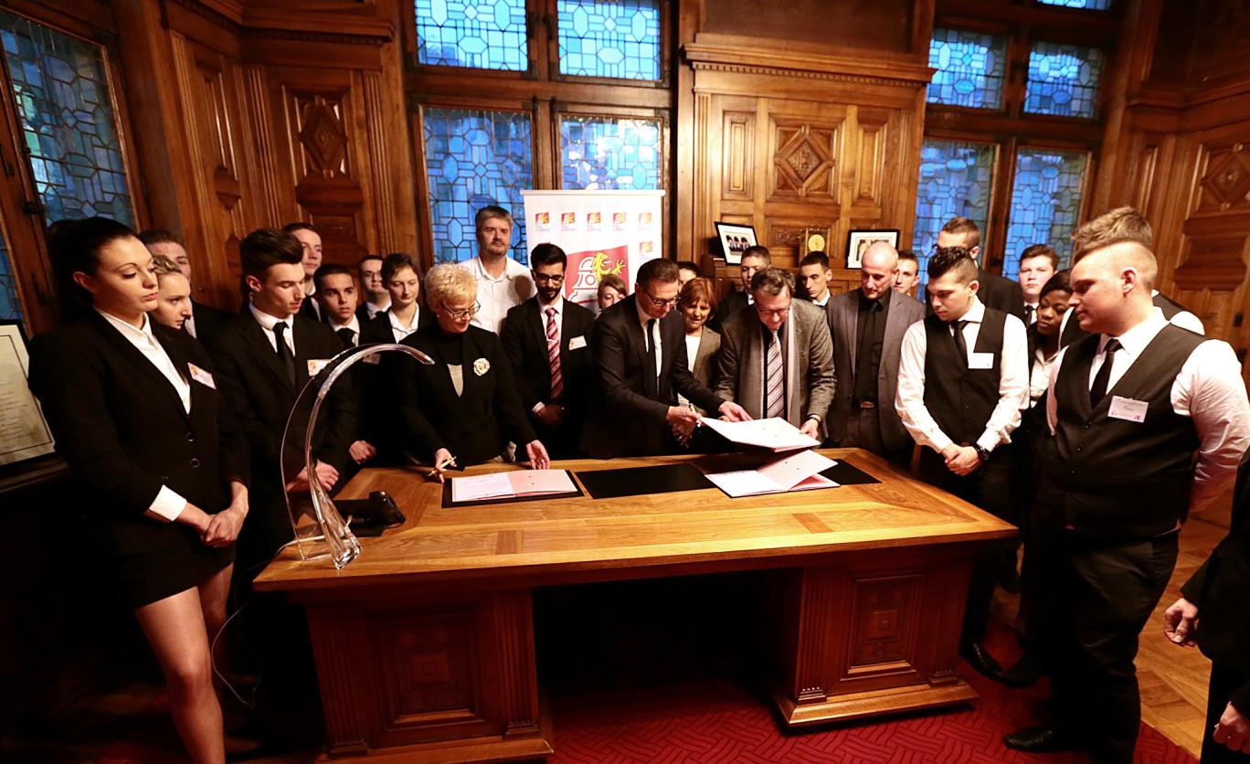 C’est dans bureaux de l’hôtel de ville d’Arras qu’une charte de partenariat a été signé avec les lycées professionnels Baudimont- Saint Charles - Saint Vincent, Savary-Ferry par Frédéric Leturque, maire d’Arras.