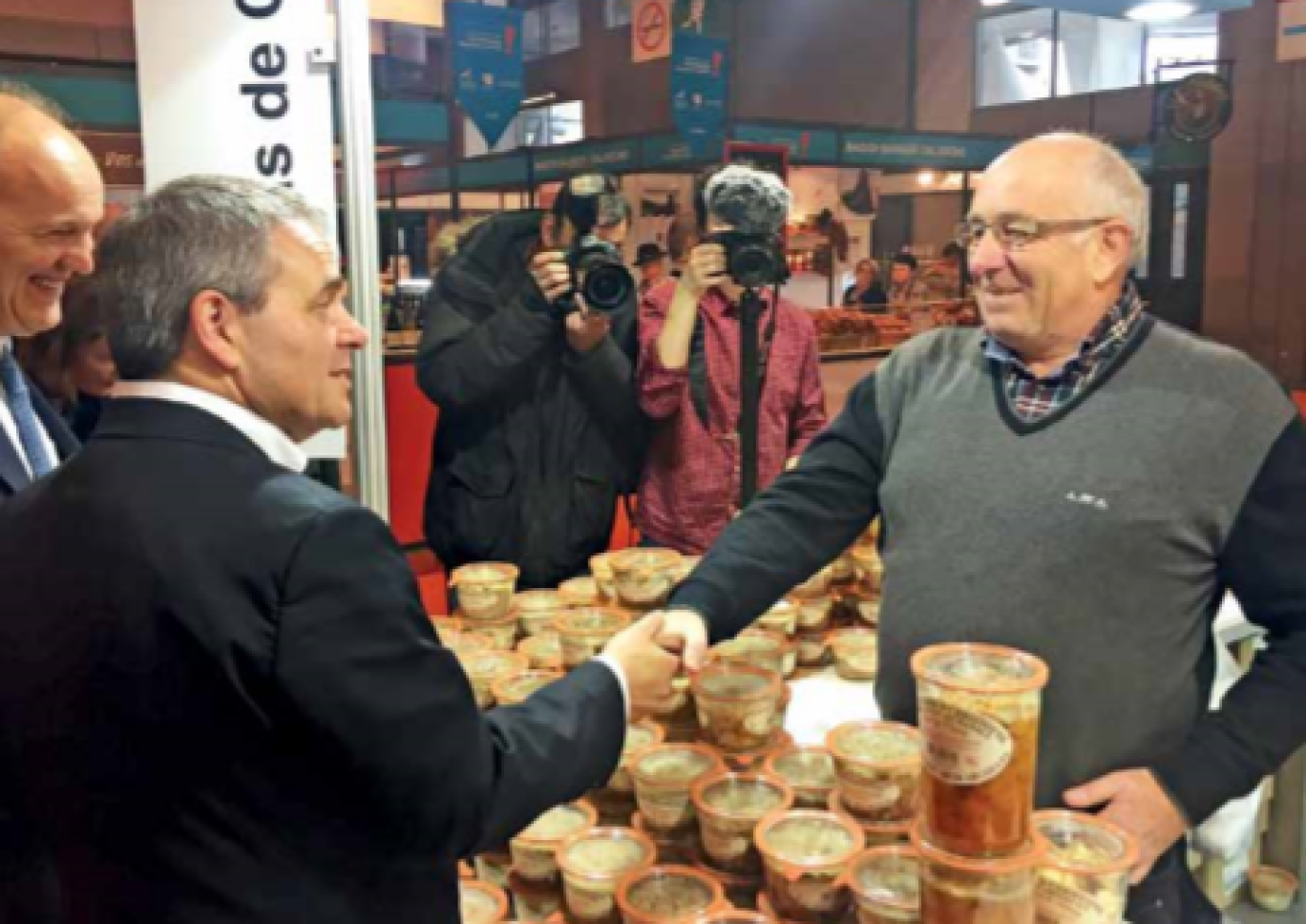 Xavier Bertrand a pris le temps de saluer tous les exposants, comme ici Éric Van Oost, gérant et fondateur des Conserverie Saint-Christophe dans la Somme.