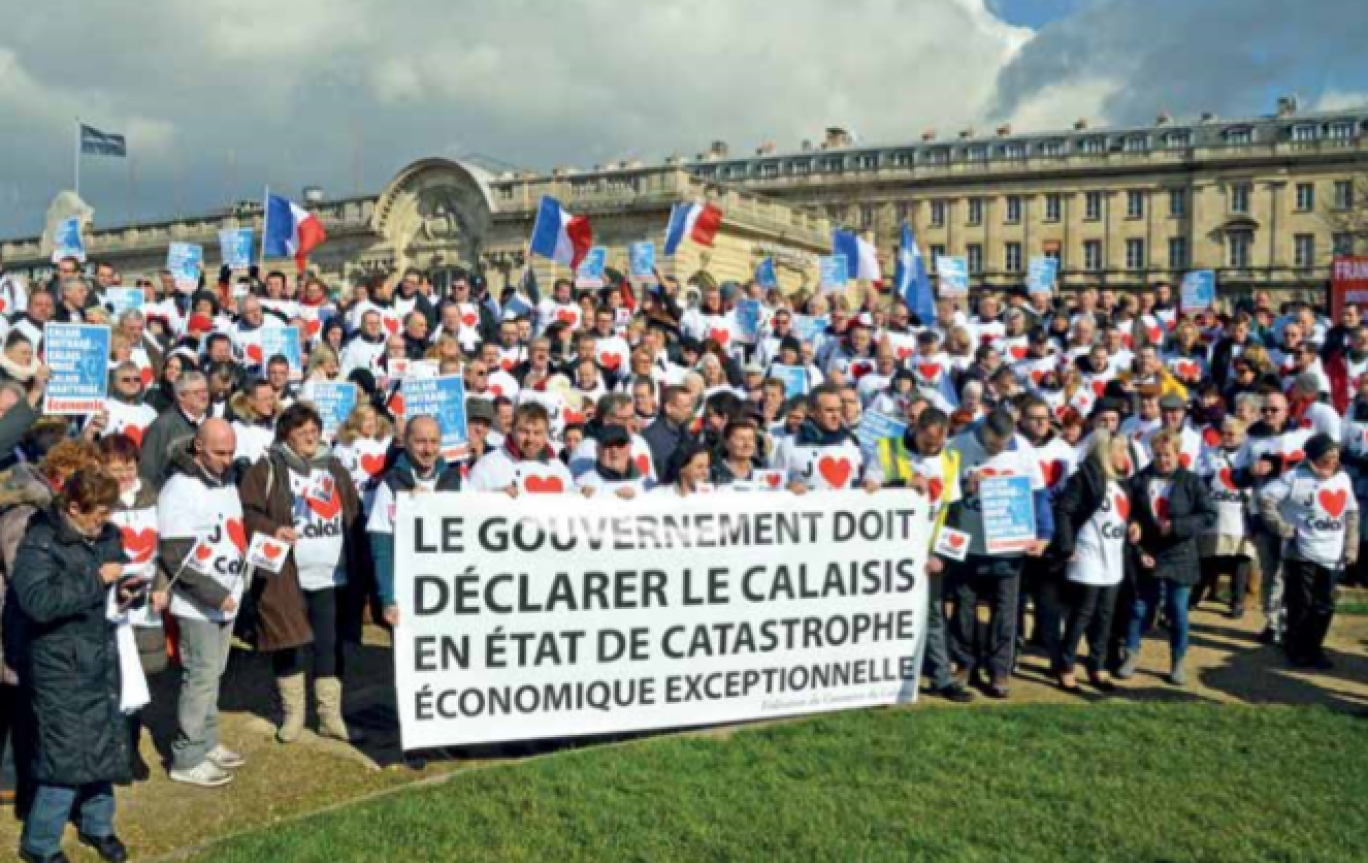 Place des Invalides, les manifestants (entre 450 et 500 personnes) se sont arrêtés quelques minutes afin d’entonner la Marseillaise. Les T-shirts “J’aime Calais” ont envahi Paris, le temps d’une journée.