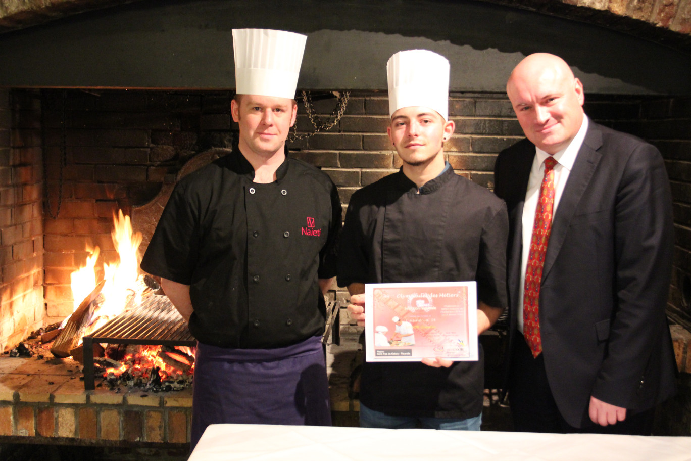 Quentin Loison entouré du chef Steve Erehtsman et du directeur Stéphane Joly.