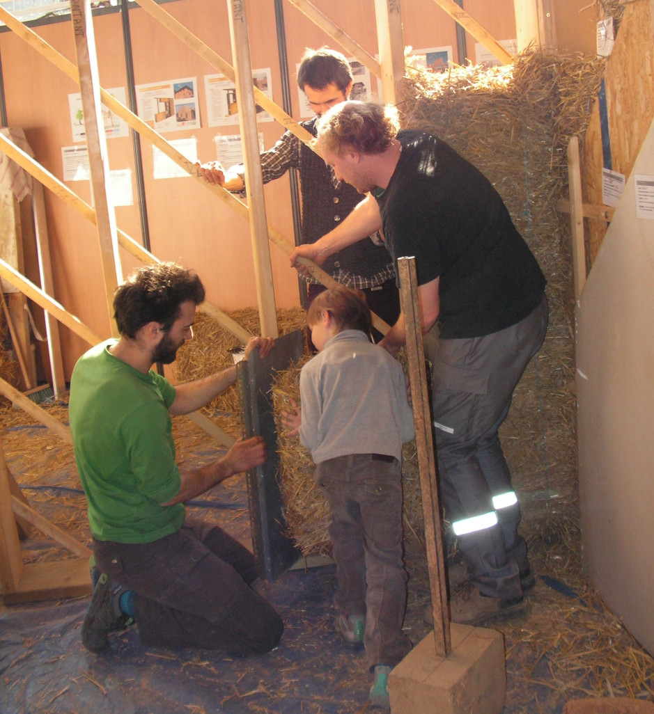 Lors du Bio-Forum, les visiteurs étaient invités à mettre la main à la pâte sur un chantier éphémère associant ossature bois et ballots de paille bien tassés.