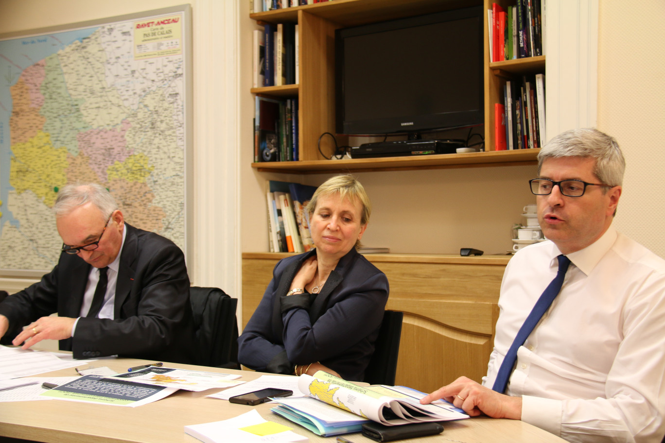 Présentation de la carte des regroupements lors de la restitution à la presse, de gauche à droite : André Flajolet, rapporteur de la CDCI, Fabienne Buccio, préfète du Pas-de-Calais, et Marc Del Grande, secrétaire général et sous-préfet d’Arras.