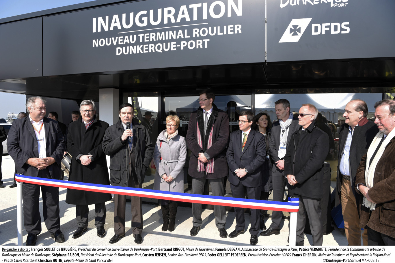 François SOULET de BRUGIÈRE, Président du Conseil de Surveillance de Dunkerque-Port, Bertrand RINGOT, Maire de Gravelines, Pamela DEEGAN, Ambassade de Grande-Bretagne à Paris, Patrice VERGRIETE, Président de la Communauté urbaine de Dunkerque et Maire de Dunkerque, Stéphane RAISON, Président du Directoire de Dunkerque-Port, Carsten JENSEN, Senior Vice-President DFDS, Peder GELLERT PEDERSEN, Executive Vice-President DFDS, Franck DHERSIN, Maire de Téteghem et Représentant la Région Nord - Pas de Calais Picardie et Christian HUTIN, Député-Maire de Saint Pol sur Mer.