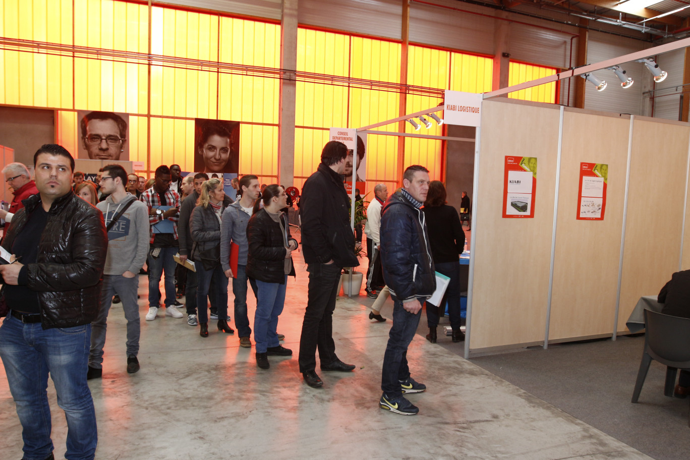 Pendant toute la matinée des personnes suivies par le pôle emploi sont venus rencontrer les entreprises qui recrutent. Un peu plus de 1300 postes étaient à pouvoir à tous les niveaux de formation. (Photo d’archives).