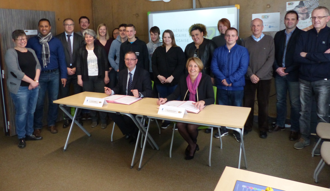 Signature d’une convention de partenariat entre Eric Lorber, président du comité local des banques de la Fédération bancaire française (FBF), et Jacqueline Fauth, présidente de l’École de la 2ème chance (E2C) de l’Artois