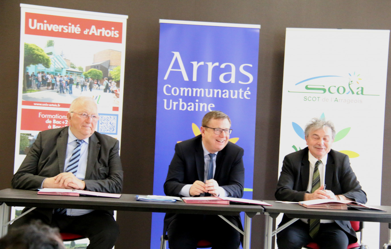 Les signataires de la convention de gauche à droite: Jean-François Depret, président  du Syndicat pour la Cohérence des Orientations Territoriales de l’Arrageois (SCOTA), Philippe Rapeneau, président de la Communauté urbaine d’Arras, et Francis Marcoin, président de l’Université d’Artois.