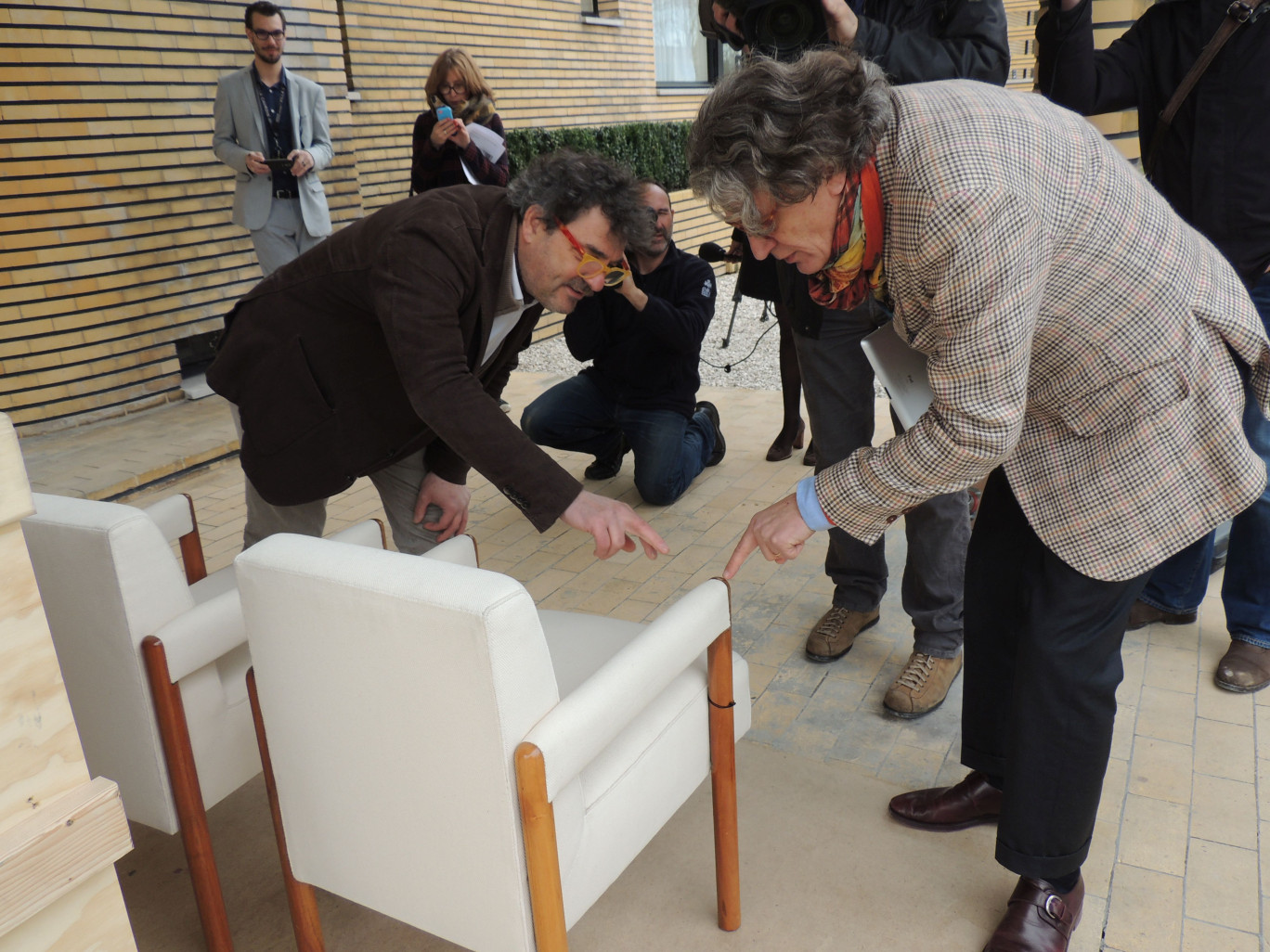 Paul-Hervé Parsy, à droite, et Philippe Charron examine chaque détail.