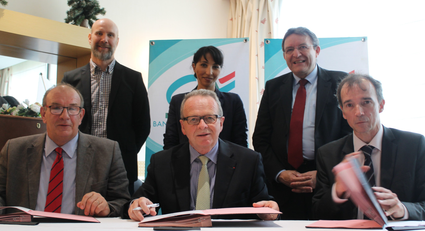 Les signataires de la convention de partenariat, assis de gauche à droite, Bertrand Gosse de Gorre, président de Point Passerelle Nord de France, Bernard Pacory, président du Crédit Agricole Nord de France, Emmanuel Landais, directeur général de l'ADIE, et debout, Christophe Nicaud, directeur Hauts de France de l'ADIE, Narjiss Kara, communication mutualiste et  mécénat à la Fédération Nationale du Crédit Agricole, et François Macé, directeur général du Crédit Agricole Nord de France.