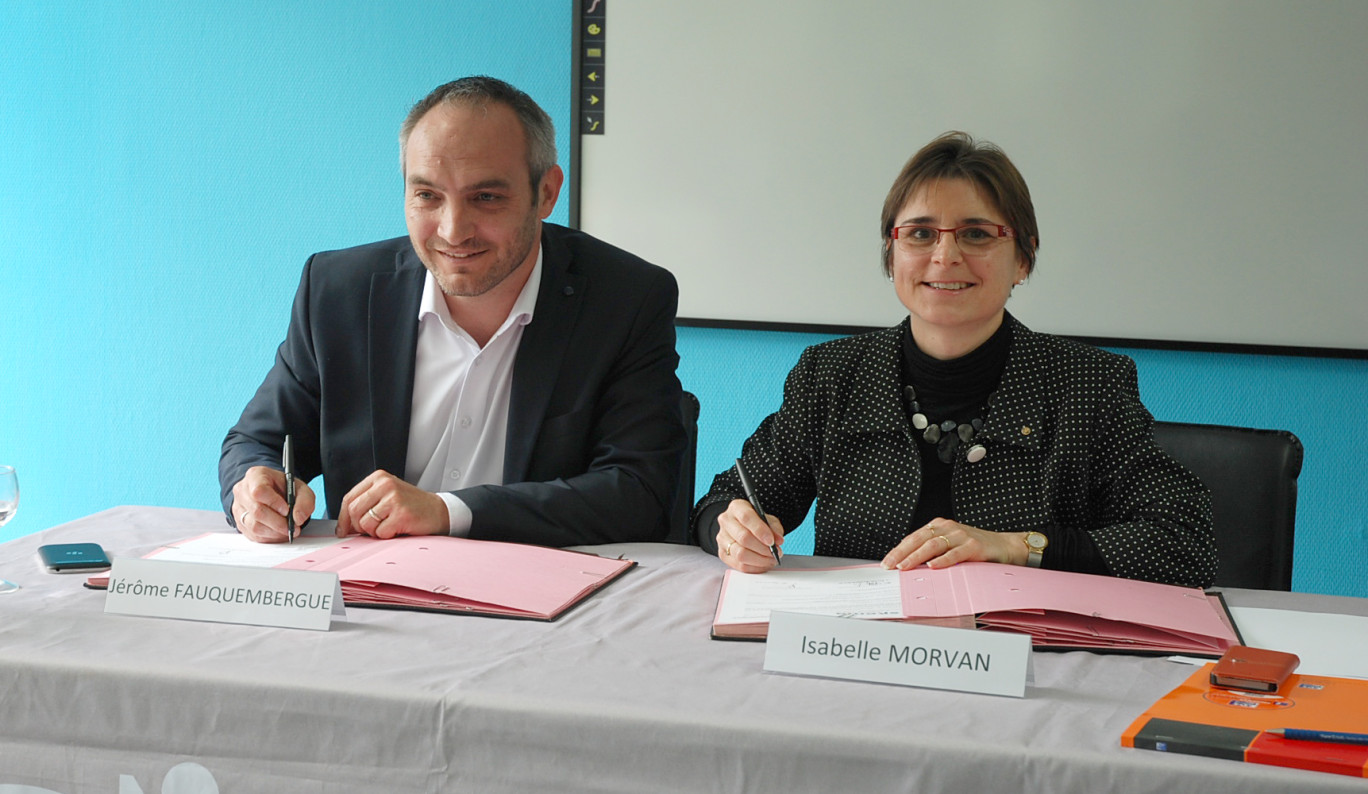 Jérome Fauquembergue, directeur opérationnel Euratechnologies, et Isabelle Movan  directrice du campus SKEMA de Lille lors de la signature d'accord entre les deux structures. 