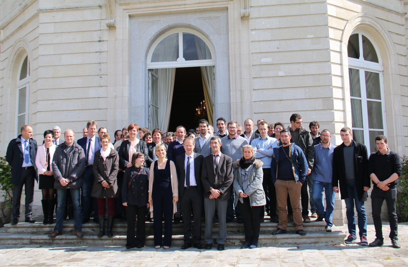 Le groupe des jeunes agriculteurs a posé avec la préfète du Pas-de-Calais sur les marches du perron de l’hôtel de la Préfecture côté parc.