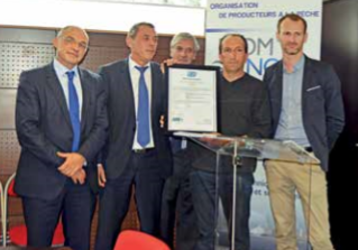 De g. à dr., Thierry Missonnier (From Nord), Frédéric Rezki (Carrefour), Antoine Dhellemmes (président From Nord), Stéphane Pinto (artisan pêcheur) et Edouard le Bart (MSC France) pour la certification de la pêcherie de sole.