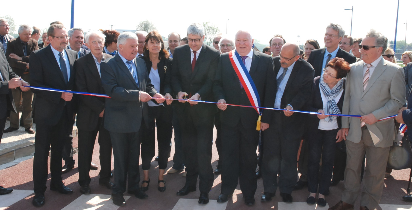 Marc Del Grande, secrétaire général de la Préfecture du Pas-de-Calais et sous-préfet d’Arras, a coupé le cordon inaugural tenu bien en mains par Pierre Georget, président de la Communauté de communes Osartis-Marquion.