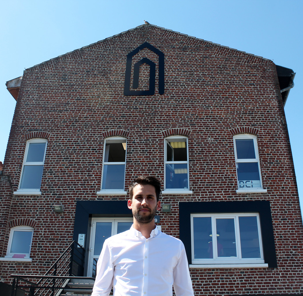 Romain Verhaeghe, bras droit du fondateur, Paul Toulemonde, devant la Maison du coworking.