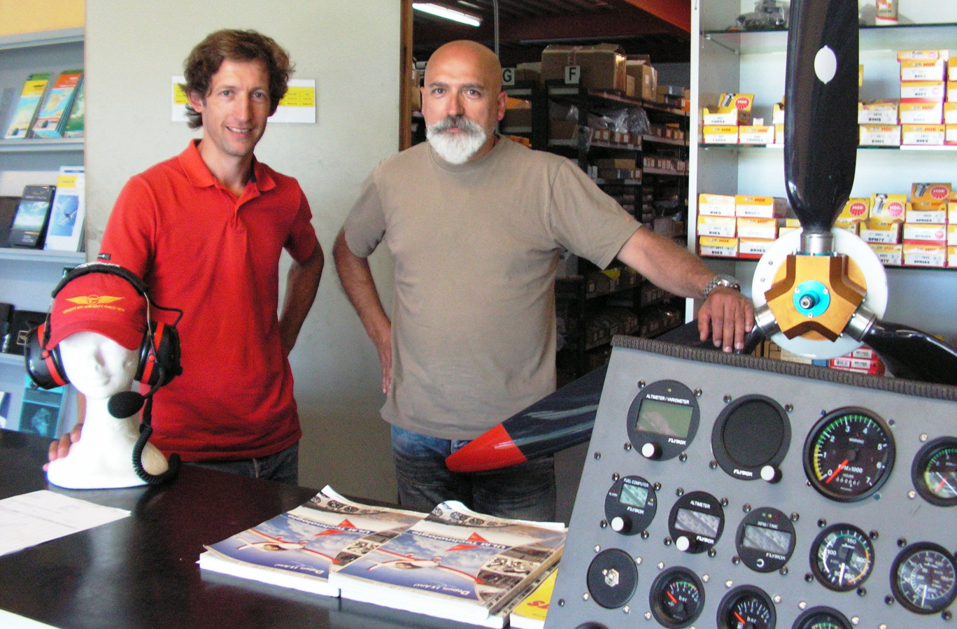 José Lourenço (à droite) et Guy Dubrulle. Le bouche à oreille les a mis sur la piste d’ULM Technologie qui était à reprendre. Ils ont décidé de s’associer et d’unir leurs compétences…