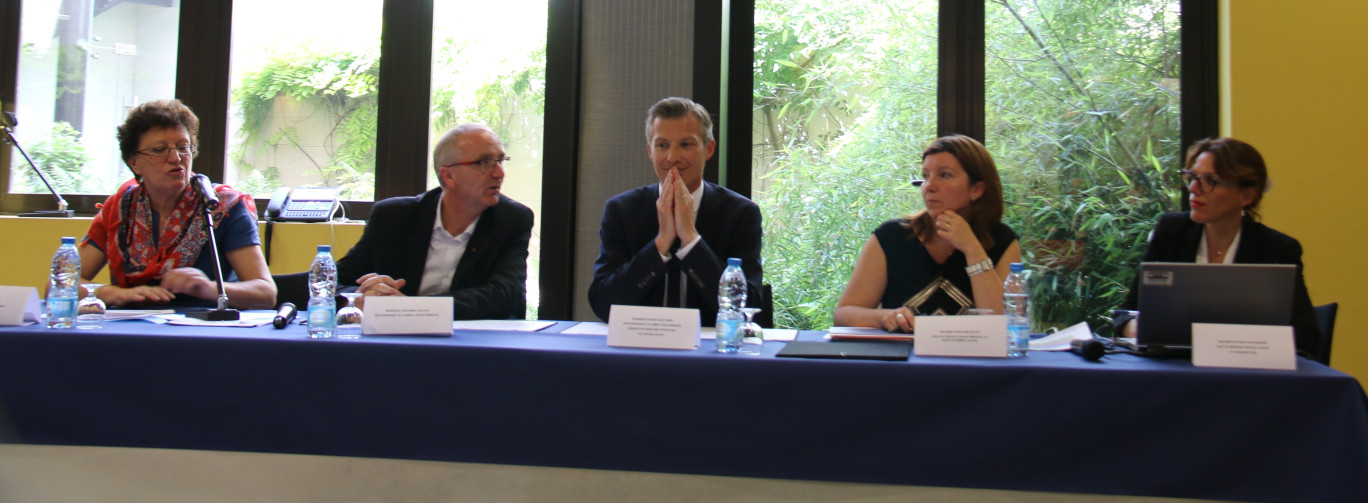 De gauche à droite les signataires et les acteurs de la convention : Annick Genty, directrice du développement des solidarités, Jean-Marc Tellier, vice-président du Conseil départemental du Pas-de-Calais  chargé du revenu de solidarité active, de l’insertion, du fonds de solidarité logement, du programme départemental de l’habitat, Xavier Delforge, vice-président du Comité des banques FBF Pas-de-Calais, Géraldine Botte, chef de service départemental du développement social, et Patricia Gacquerre, chef de mission travail social et prospective.