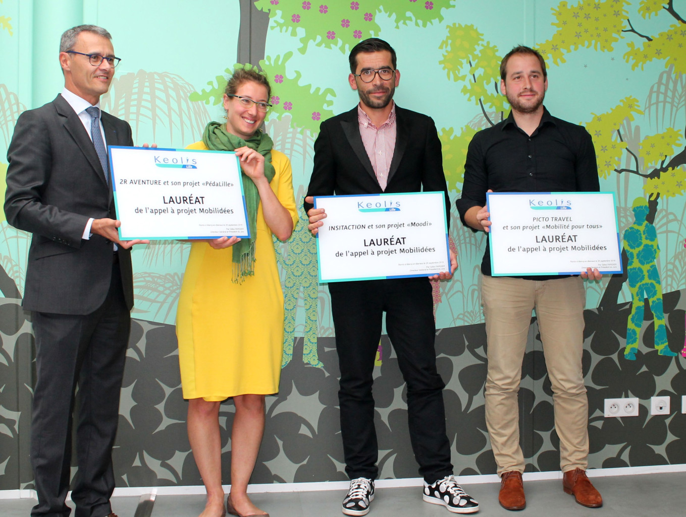 Gilles Fargier, le directeur général de Keolis Lille, a remis leurs prix à Noémie Rogeau, Aurélien Lepretre et Justin Marquant, les trois lauréats de l'appel à projets Mobilidées. 