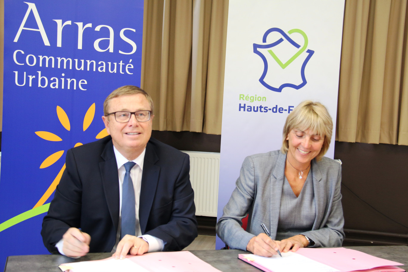 Signature à Arras de la convention de délégation « Investissement territorial intégré » par Philippe Rapeneau, président de la Communauté urbaine d’Arras, et Valérie Létard, 1ère vice-présidente régionale chargée des solidarités avec les territoires, du contrat de plan État-région.