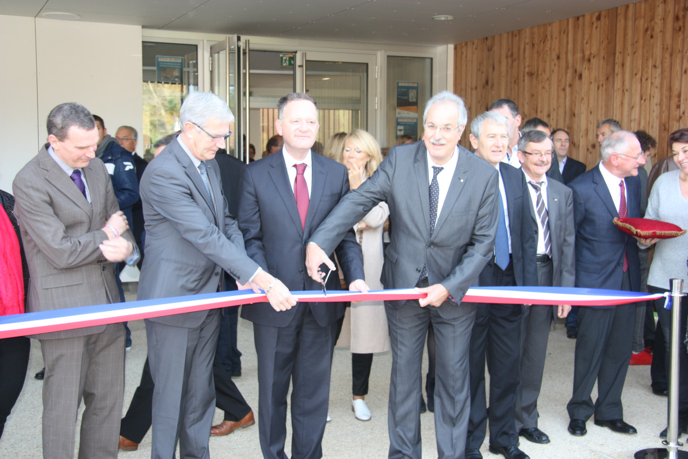 Lors de l'inauguration, entourés de nombreux élus locaux, Michel Dagbert, président du Conseil départemental du Pas-de-Calais, Vincent Berton, sous-préfet de Calais et Richard Gosse coupent le traditionnel ruban tricolore.