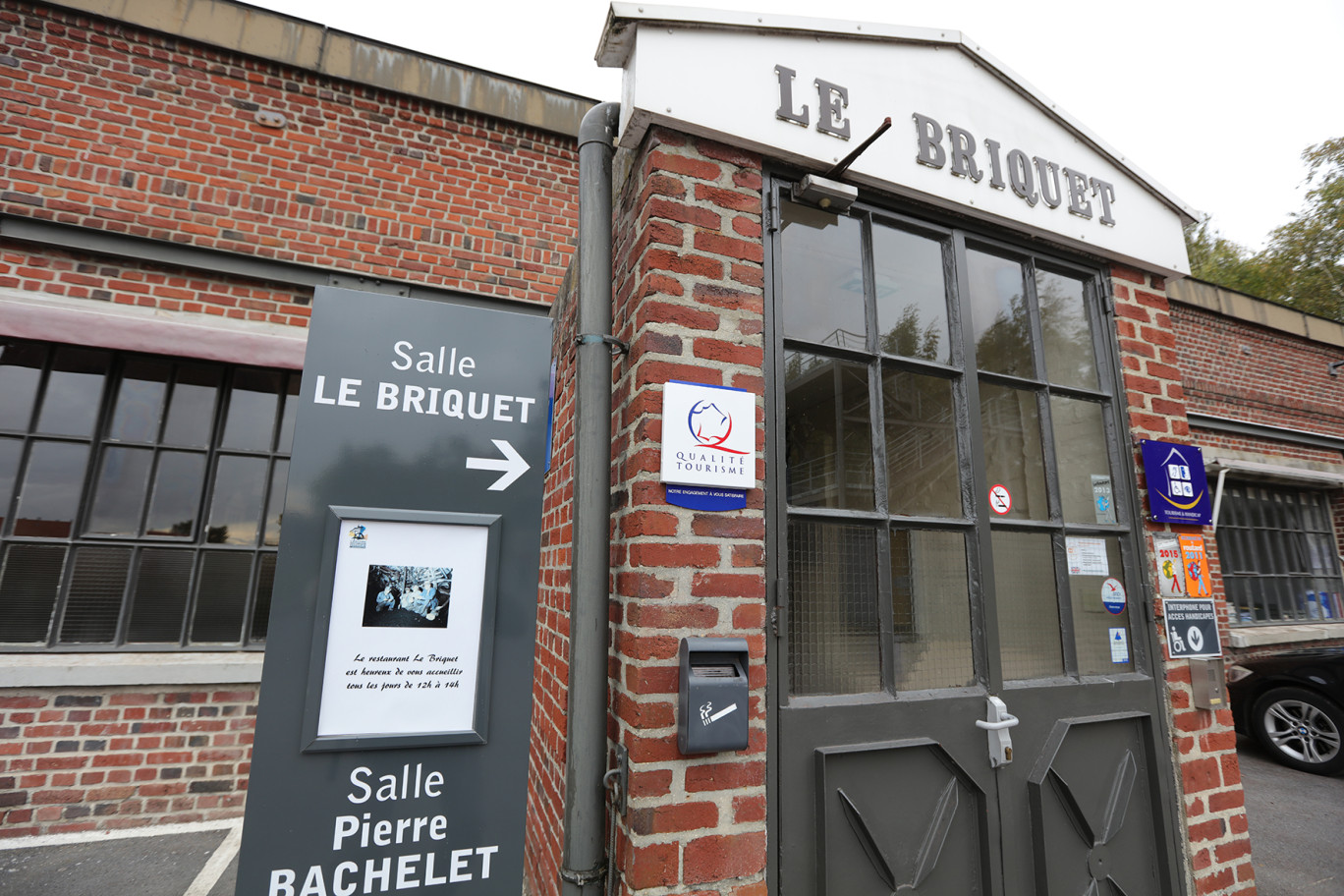 À l’entrée du restaurant, la plaque émaillé Qualité tourisme atteste que l’établissement est dorénavant labellisé et que la qualité des prestations ont été audité par un organisme indépendant. 