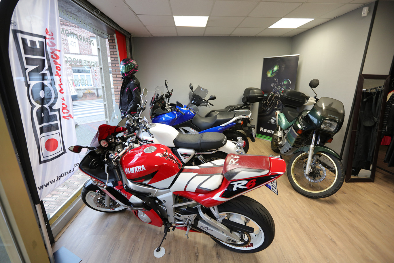 À l’intérieur de l’enseigne, située en plein centre-ville de Nœux-les-Mines, une partie showroom et un atelier de réparation.