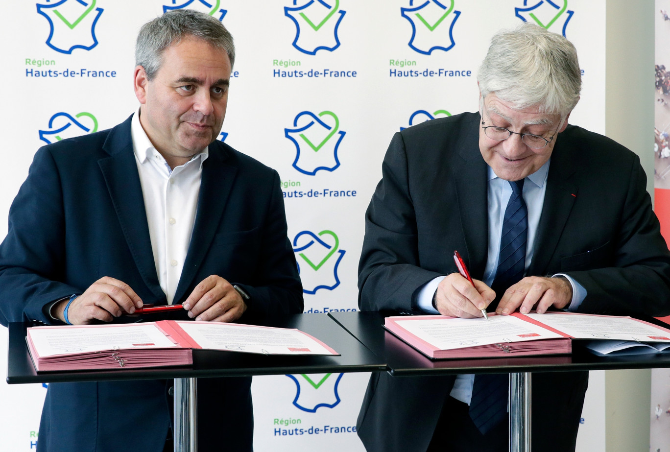 Xavier Bertrand et Pierre-René Lemas lors de la signature.