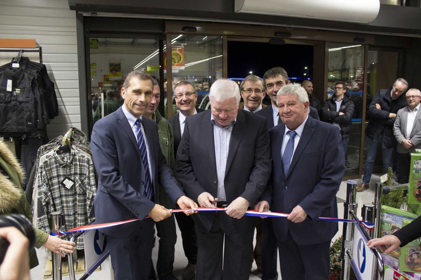 Le traditionnel ruban inaugural est coupé par Jean-Pierre Lestocard, maire de Baralle, aidé par (à gauche) Christophe Cannesson, directeur général de Vertdis, et Pierre Georget, président de la Communauté de communes Osartis-Marquion.