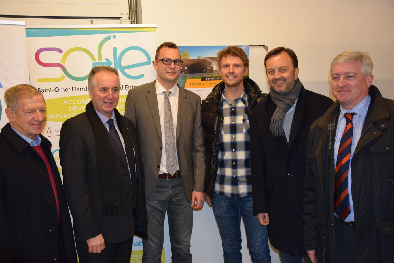 Première pierre (Houlle). De g. à  dr. Daniel Pecqueur (Sofie), Roger Dusautoir (maire de Houlle), Thibaut Blondel, Adrien VanBeveren (sportif de haut niveau), François Decoster (Caso) et Bertrand Petit (SMLA).