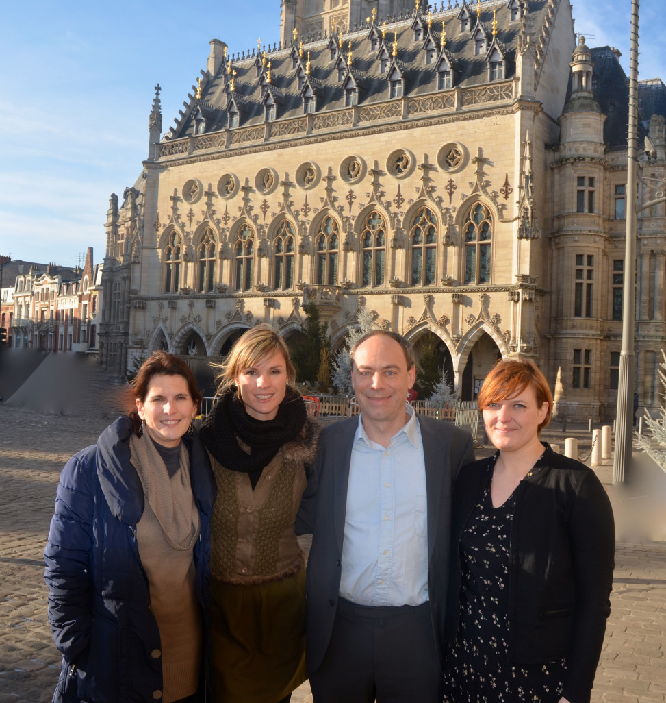 Devant le symbolique beffroi d’Arras, le nouveau bureau de la Jeune chambre économique d’Arras comprend (de gauche à droite) : Charlotte Kreel, trésorière, Candice Dubois-Lagnel, nouvelle présidente, Jean-Raymond Fayat, vice-président développement et président 2016, et Stéphanie Dziuba, secrétaire.