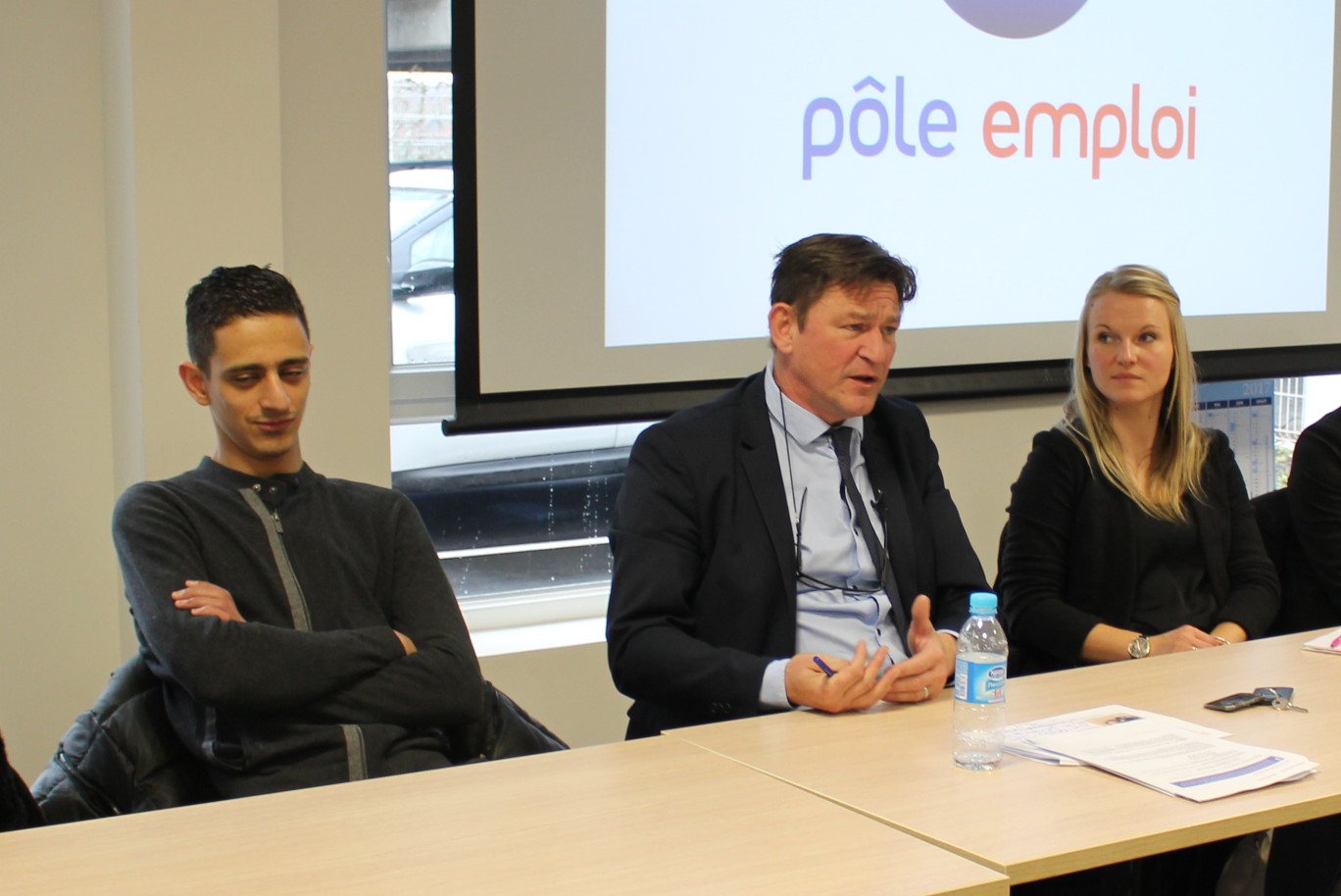 Fabien Manouvrier directeur territorial du Pôle Emploi du Pas-de-Calais a exposé les tendances pour le département du Pas-de-Calais et pour l’arrondissement de Lens-Hénin, à sa droite Ashila Imad a évoqué l’accompagnement à l’embauche et Séraphine Gibaszek à sa gauche, la rapidité et l’efficacité des services.