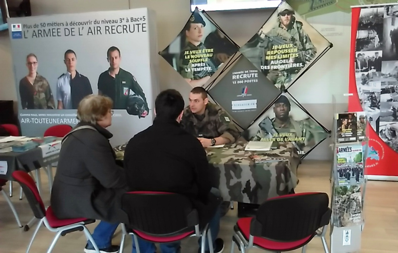 De nombreux uniformes se côtoyaient au forum « Osons l’uniforme » organisé à la Citadelle d’Arras.