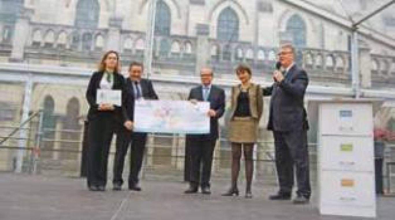 De g. à dr., Viviane Olivo, directrice générale de la Fondation Crédit agricole, François Macé, directeur général du Crédit agricole Nord de France, Bernard Pacory, président de la Fondation, Alexandra Noyon, directrice de l’association La Chartreuse de Neuville, et Jean-Paul Delevoye, président.