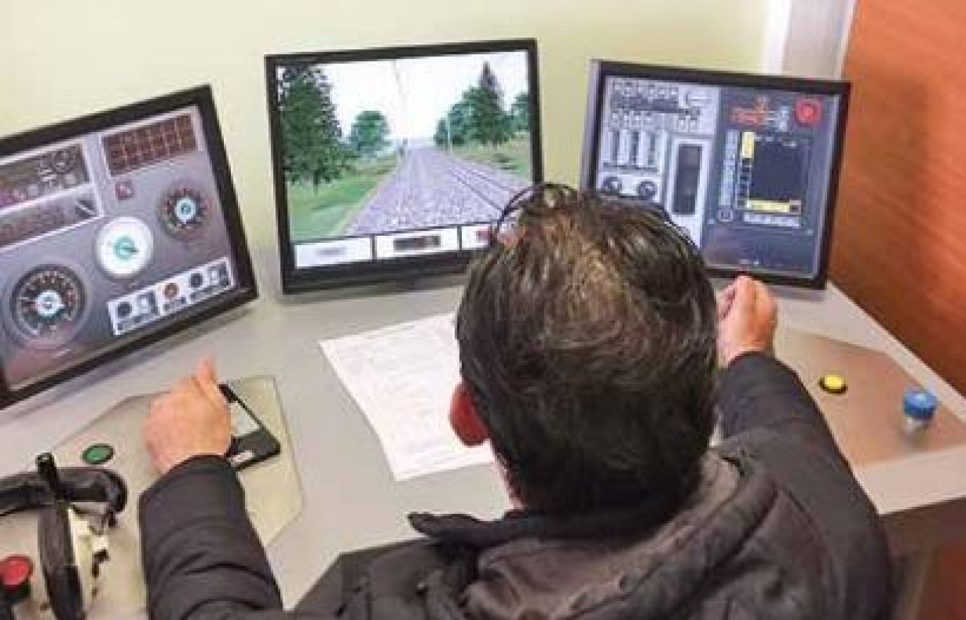 Un apprenti en formation sur le simulateur de conduite.