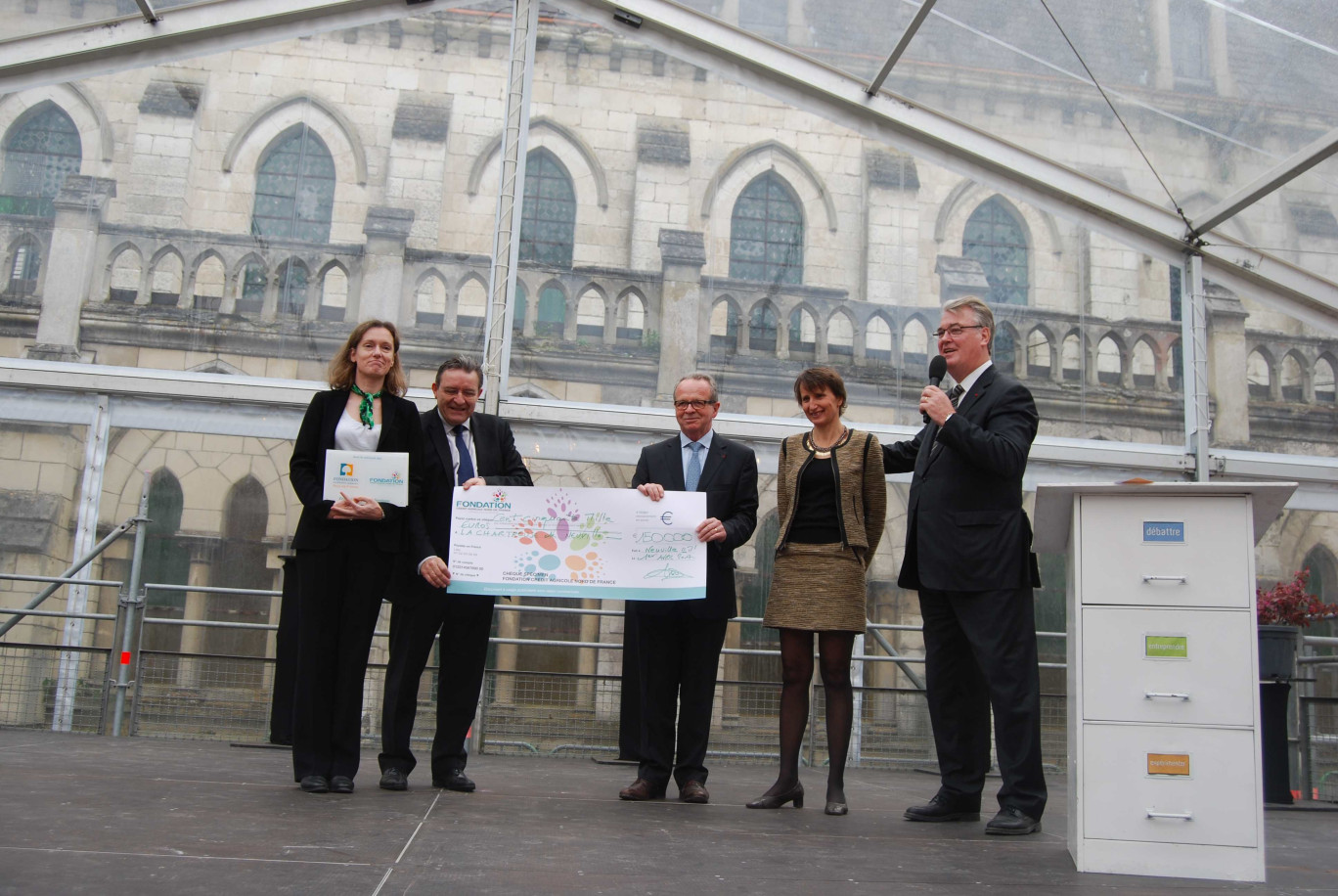 De gauche à droite, Viviane Olivo, directrice générale de la Fondation Crédit Agricole, François Macé, directeur général du Crédit Agricole Nord de France, Bernard Pacory, président de la Fondation, Alexandra Noyon, directrice de l’association de la Chartreuse et Jean-Paul  Delevoye, président.