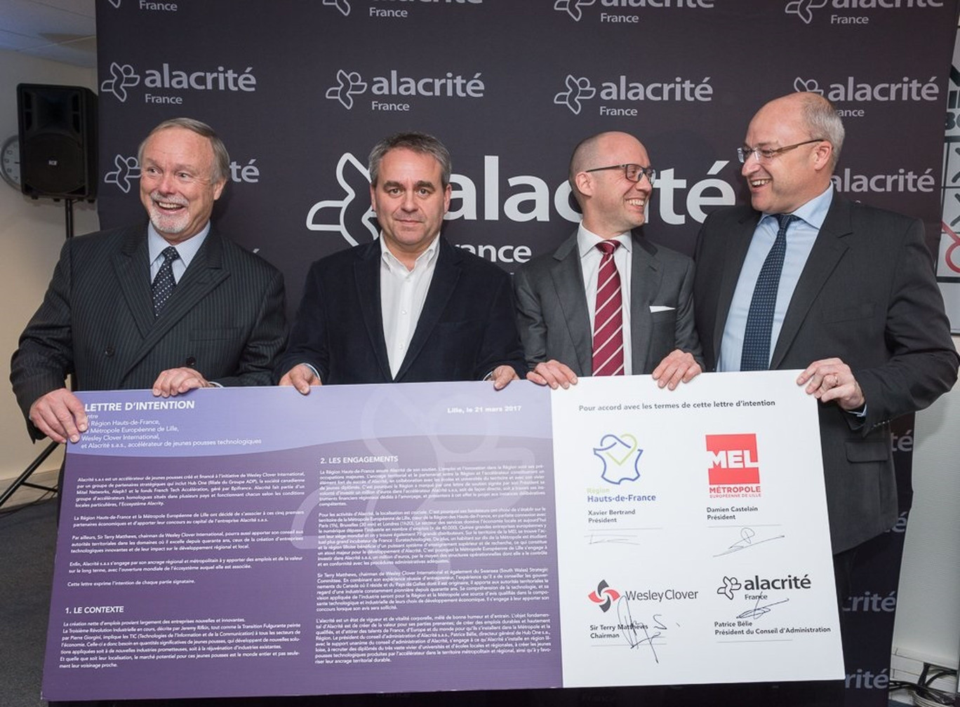 Xavier Bertrand et Damien Castelain avec les représentants d'Alacrité lors de l'inauguration de l'incubateur, à Euralille. 