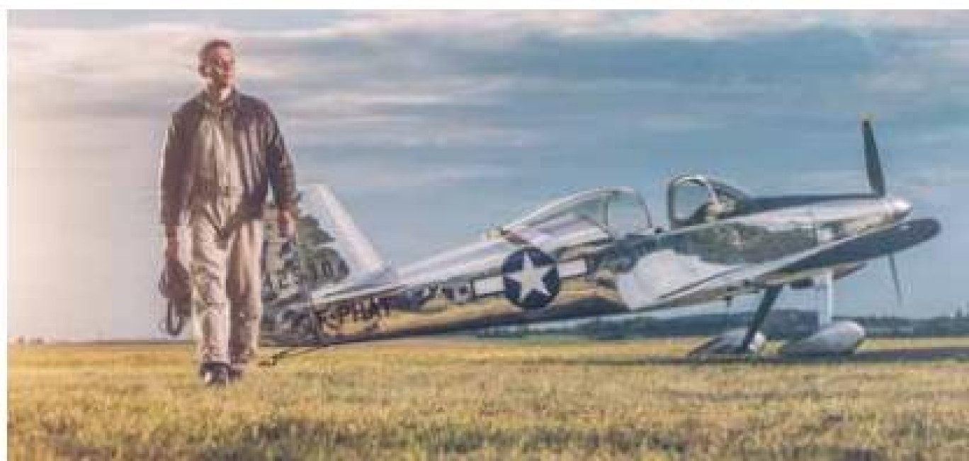 Antoine Szpiro près de son avion, avant de retourner aux commandes d’Aerostage.