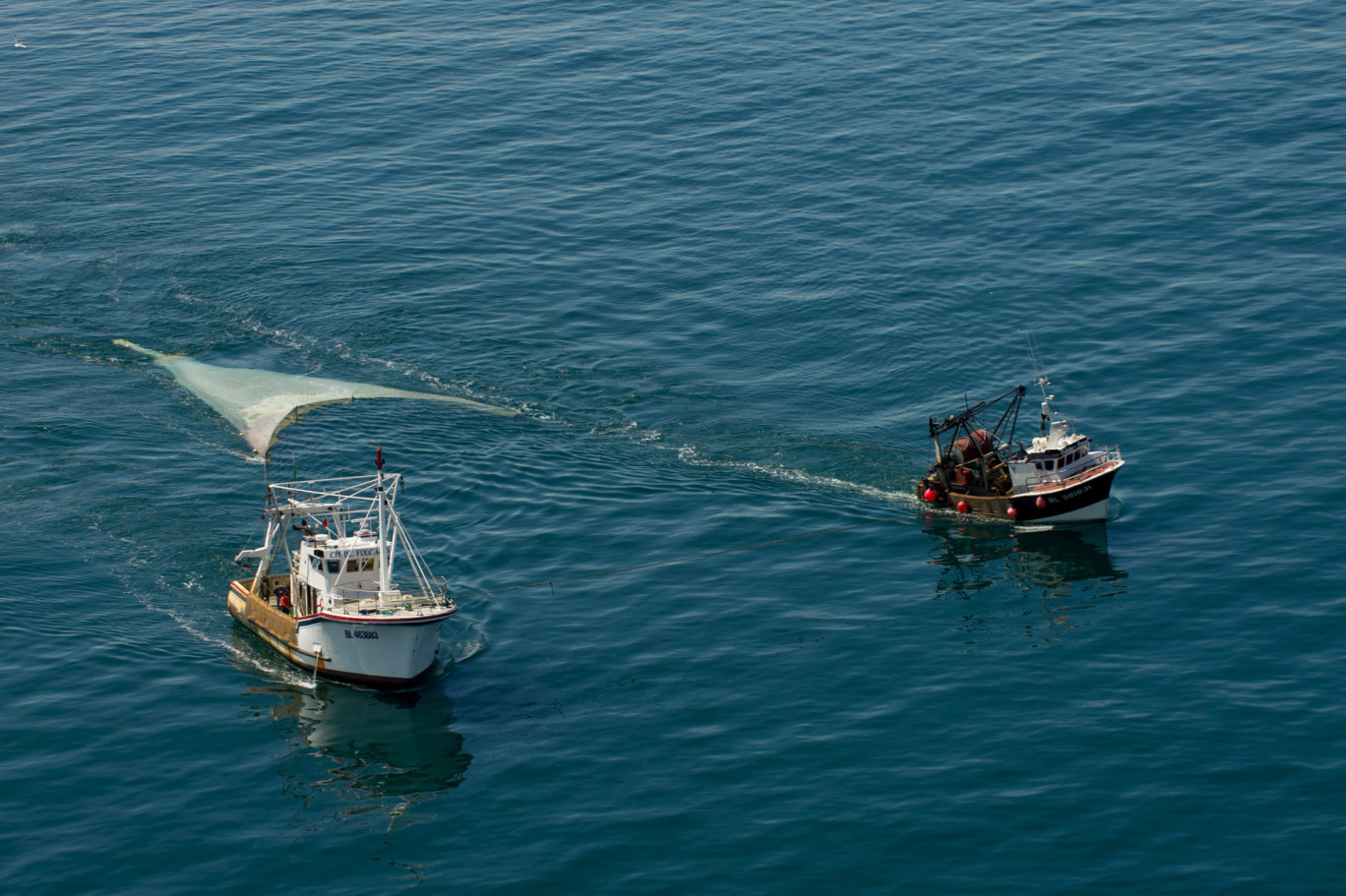 Deux paires de chalutiers étaplois, le Saint-Philippe et La main de Dieu, le Charles-de-Foucauld et l’Odette-Marcel, se sont associées à la réussite de l’exercice. (Photo Préfecture maritime Manche Mer du Nord)