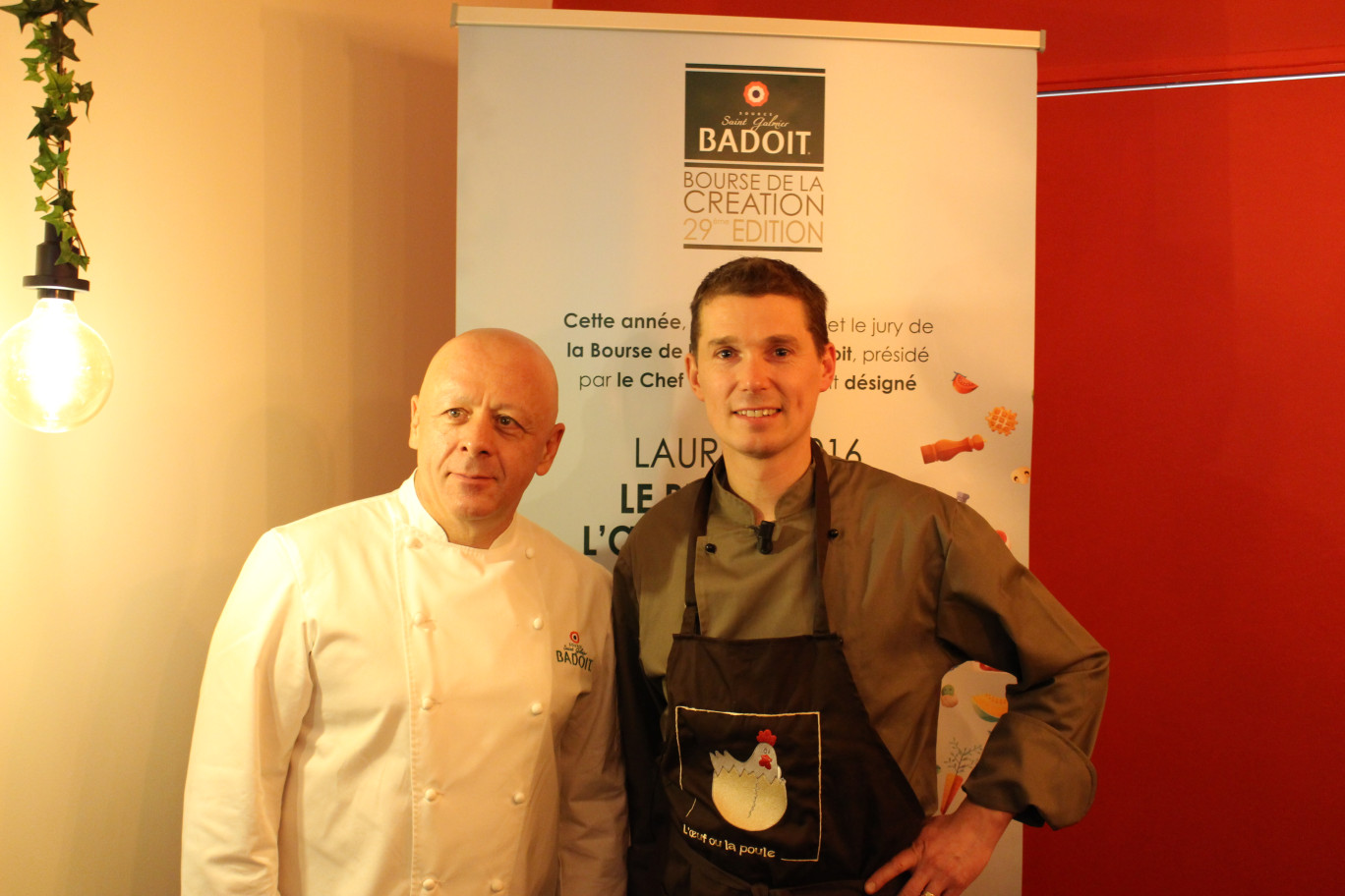 Le chef Thierry Marx et le jeune Gabriel Asseman, lauréat 2016 de la Bourse du concours Badoit posent lors de la présentation officielle du nouveau restaurant arrageois.