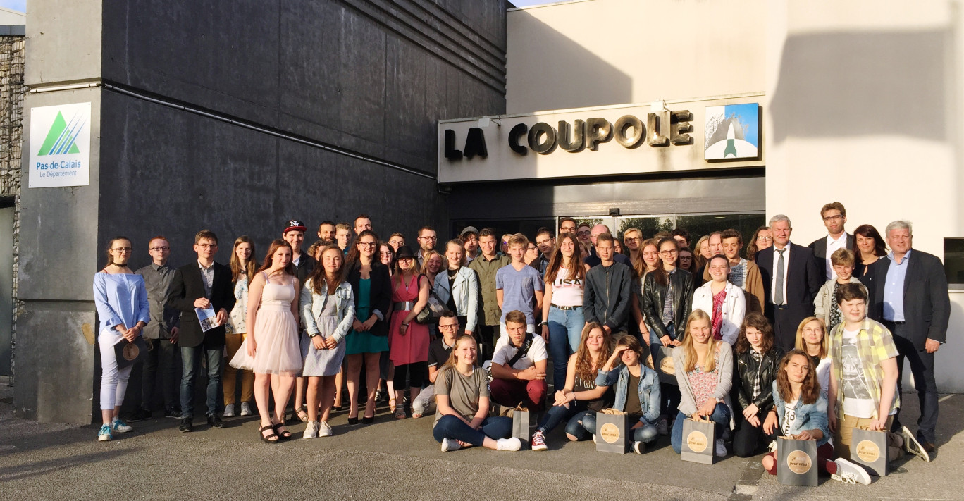 Le groupe des enfants pose avec les élus (à droite en cravate, Michel Dagbert, président du Conseil Départemental du Pas-de-Calais).