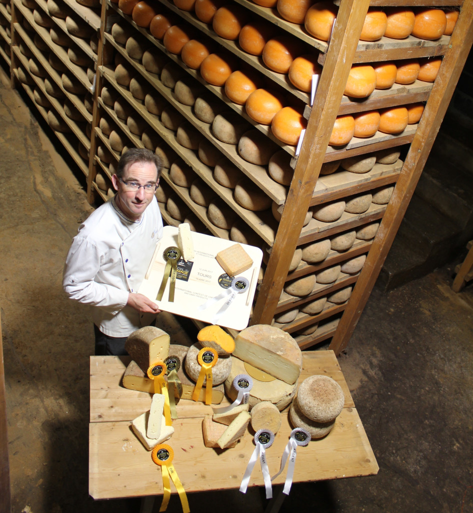 Jean-François Dubois, fromager affineur, présente avec satisfaction dans ses caves de la Citadelle d’Arras ses produis primés.