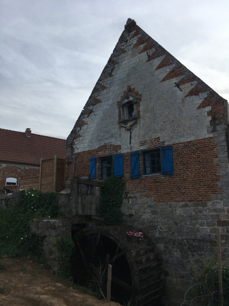 Le moulin du XVe siècle retrouve tout son lustre, sous l’impulsion de Ludivine Bourgeois et Guillaume Ducrocq. 