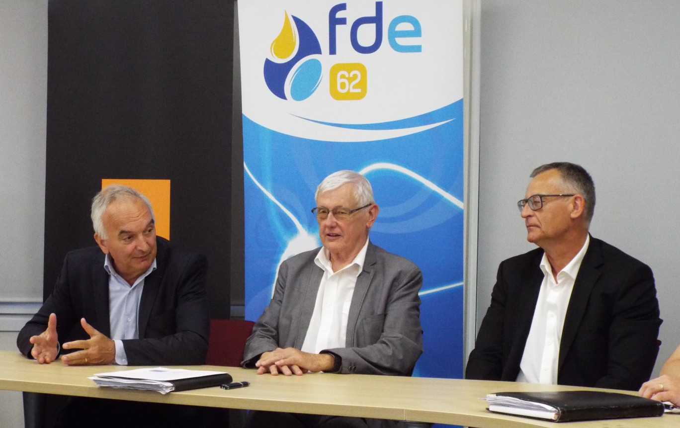 La cérémonie de signature des conventions de partenariat d’enfouissement des réseaux aériens a réuni (de gauche à droite) : André Flajolet, président de l’Association des Maires du Pas-de-Calais,  Michel Sergent, président de la Fédération Départementale d’Énergie du Pas-de-Calais, et Laurent Vitoux, délégué régional Orange Nord-Pas-de-Calais.