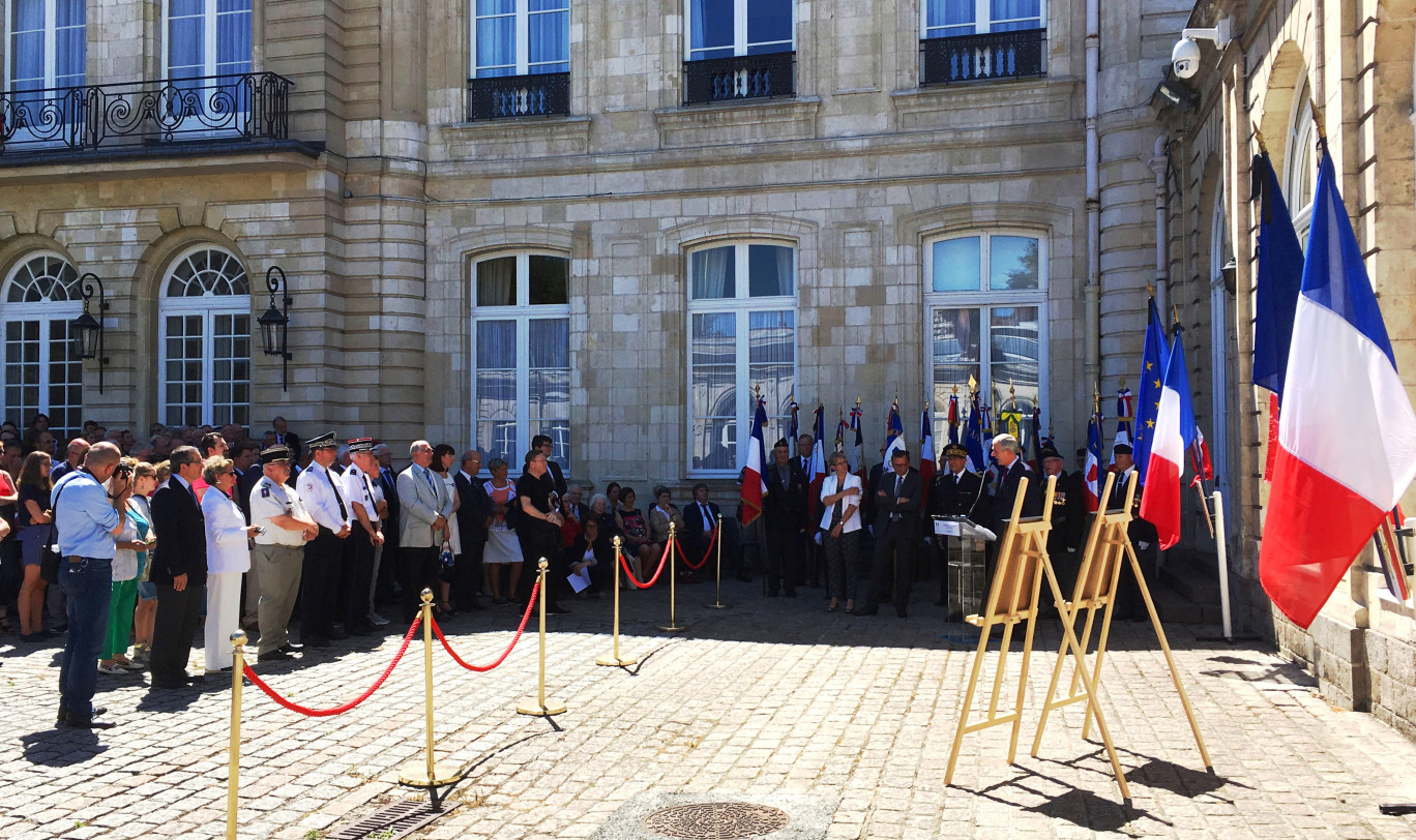 Lors de la cérémonie d’hommage à Jean Moulin dans la cour d’honneur de la Préfecture du Pas-de-Calais à Arras, maintenant Cour Jean Moulin. 