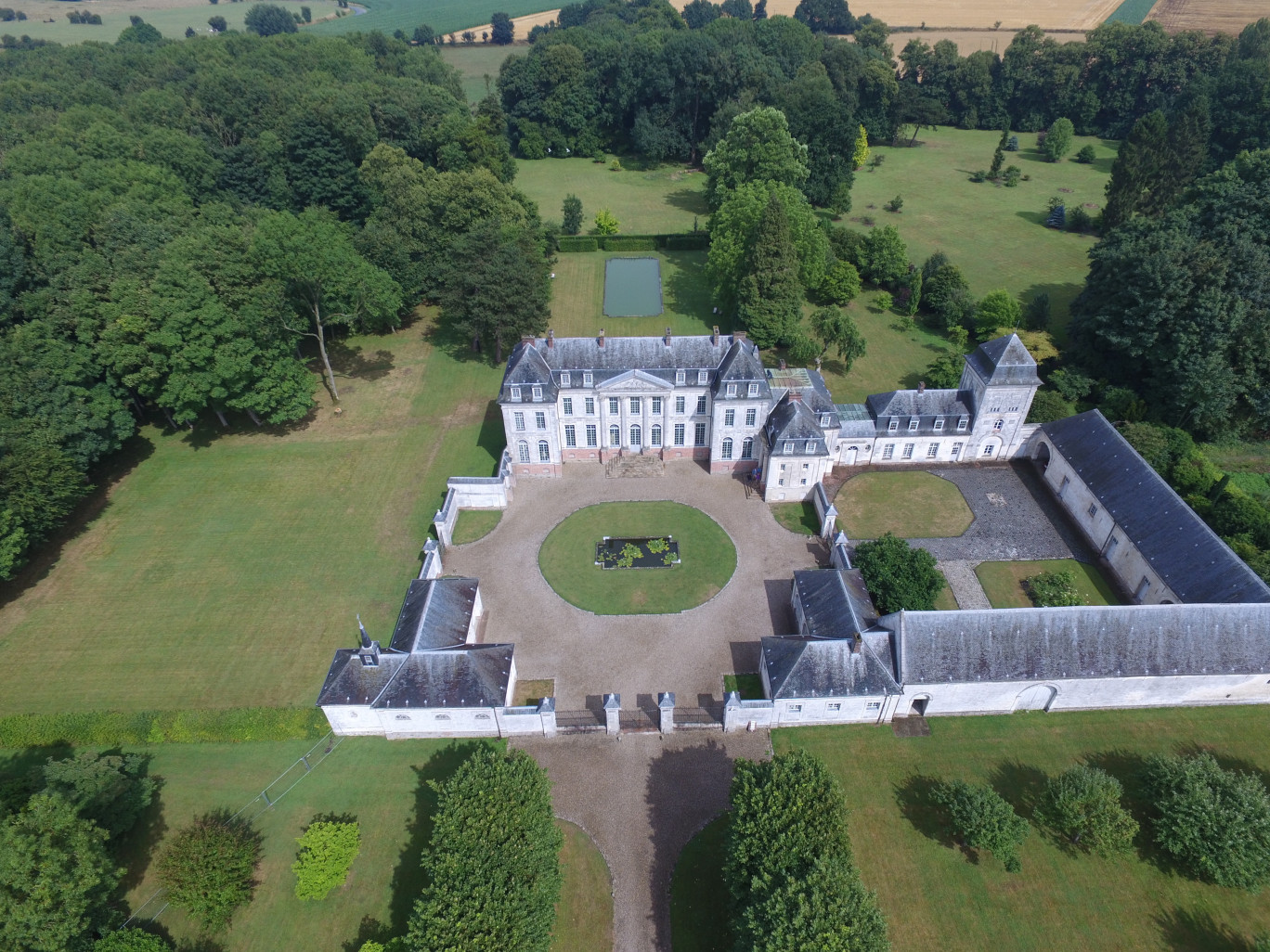 La vue aérienne du château et de son parc révèle toute la beauté du lieu et son authenticité.