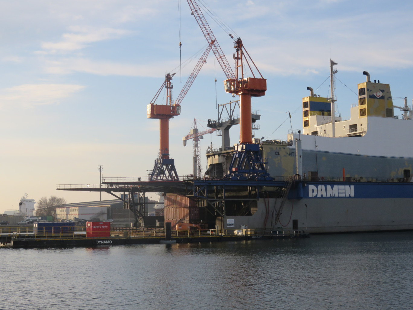 Le port souhaite miser sur une extension du quai à pondéreux pour le vrac mais surtout investir dans la filière « conteneurs » afin de devenir le lieu de passage des marchandises des Hauts de France passant aujourd’hui par Anvers.