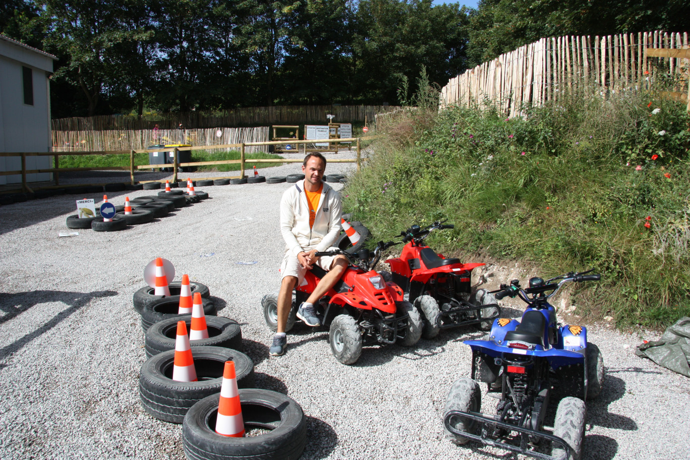 M. Frédéric Vincent à l’entrée du pars Loisirs 2 Caps.  