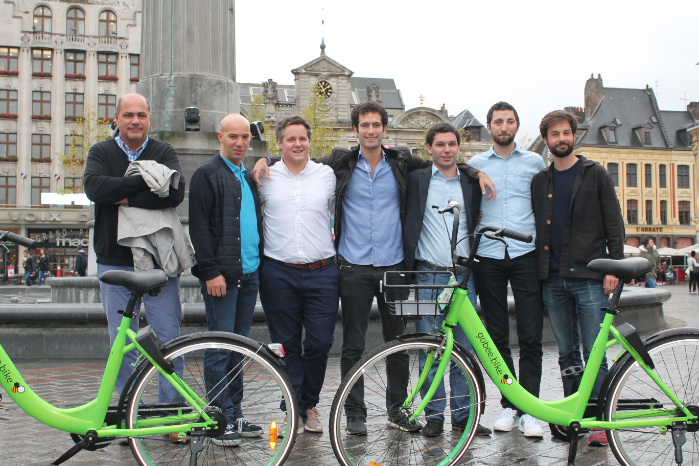 Bernard Moreau, Mohamed Ticherafi, encadrant atelier vélo Lille Sud, Geoffroy Marticou, Malone Gampel Manager Europe, Raphaël Cohen, Julien Nyczak chargé des opérations à Lille et Arthur-Louis Jacquier, manager Europe.