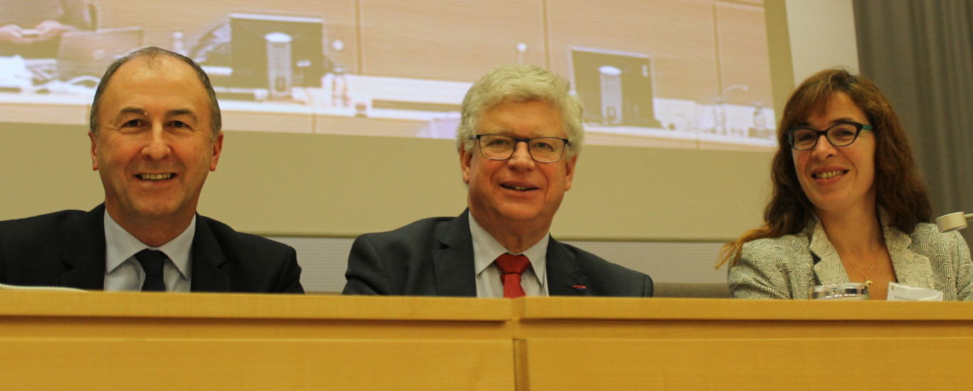 Le président du CESER Laurent Degroote entouré de ses vice-présidents Jean-Baptiste Konieczny et Stéphanie Depraetere.