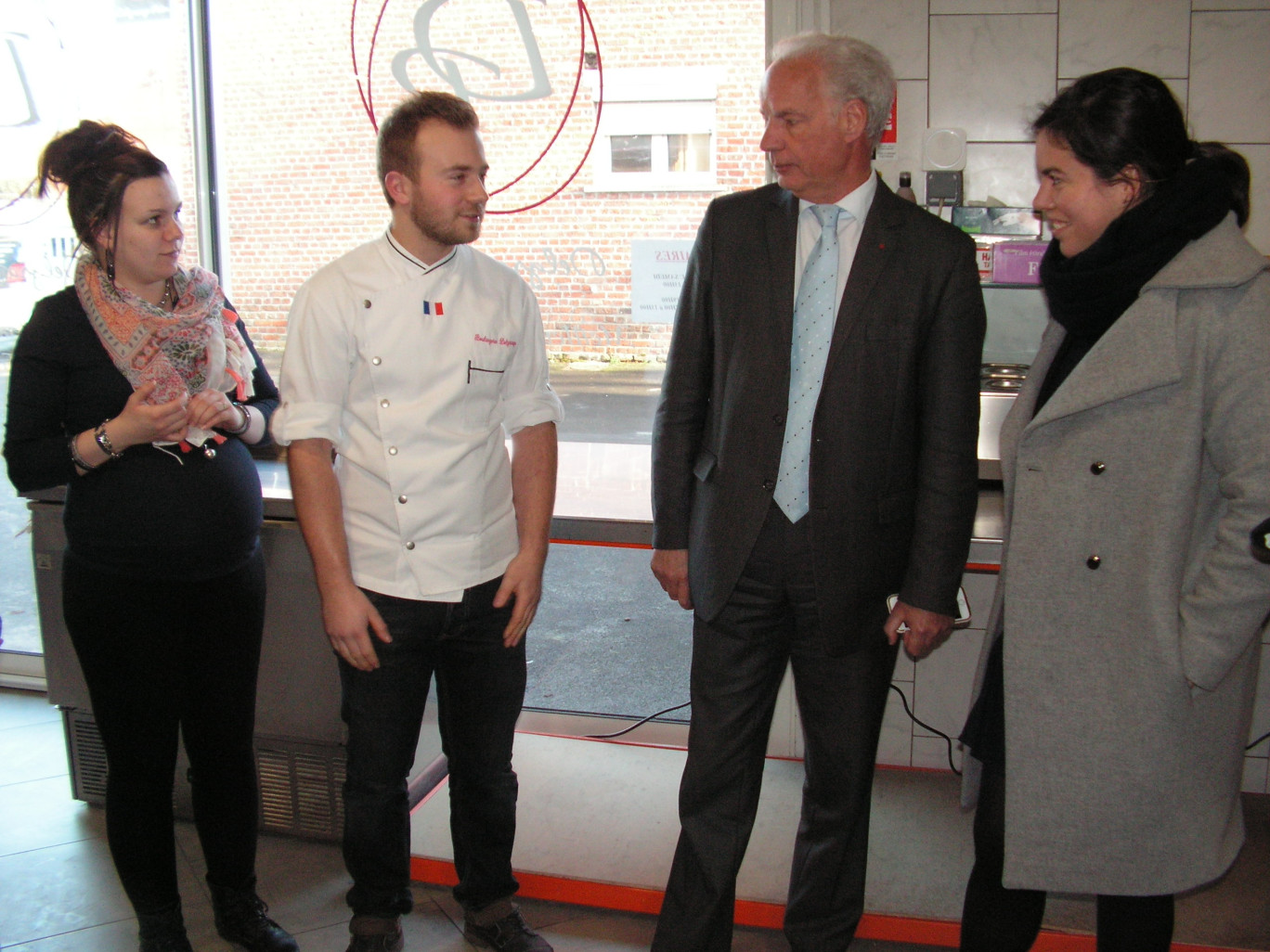 De droite à gauche : Anne-Laure Cattelot, députée ; Alain Griset, président régional ; Peter Delgrange et Mathilde Boucly, les jeunes créateurs de la boulangerie pâtisserie de Villereau