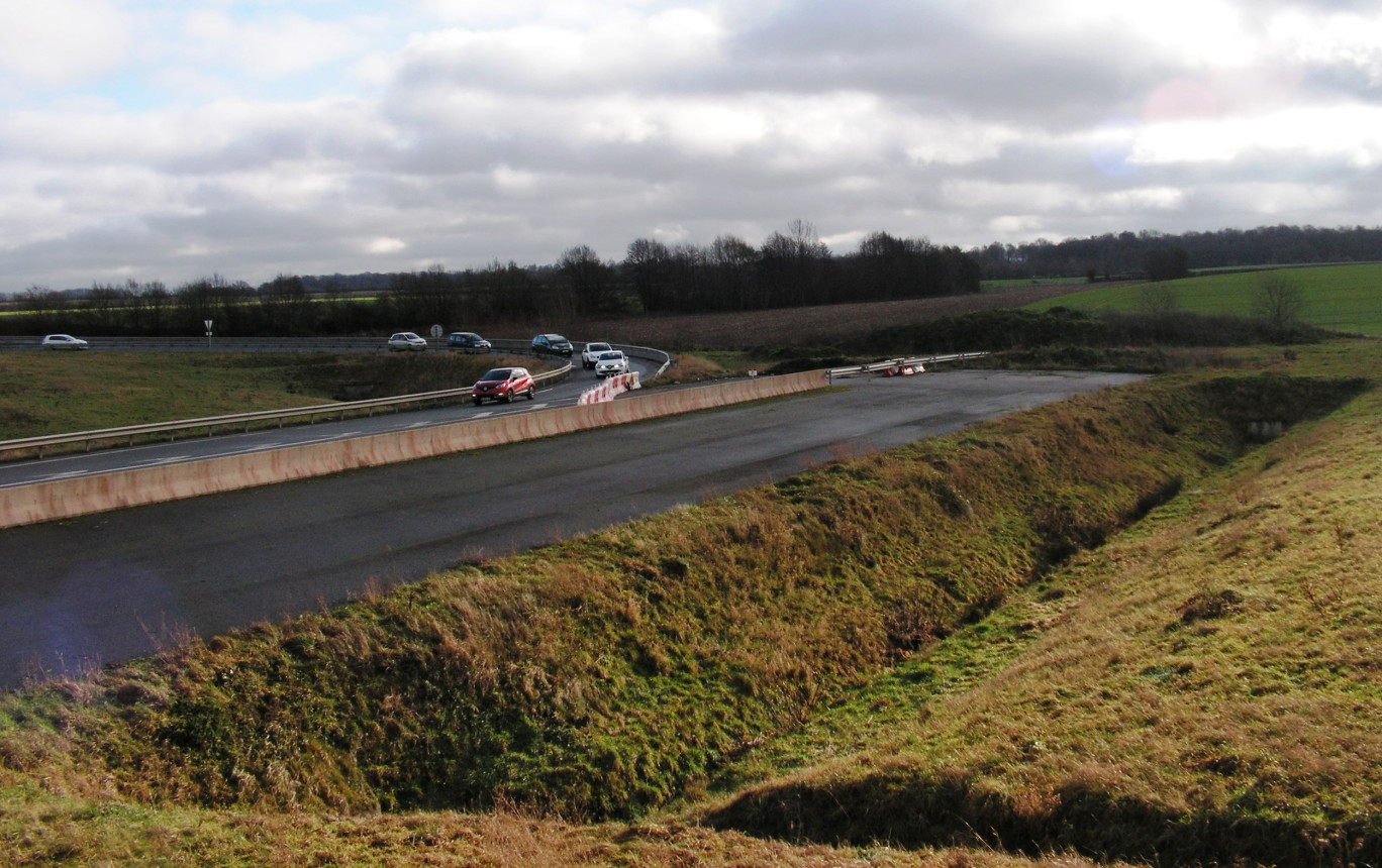 En venant du secteur de Maubeuge, la quatre voies à 110 km/h s’arrête toujours en plein champ au niveau de Beaufort. Le chantier vers Avesnes-sur-Helpe n’a toujours pas repris.