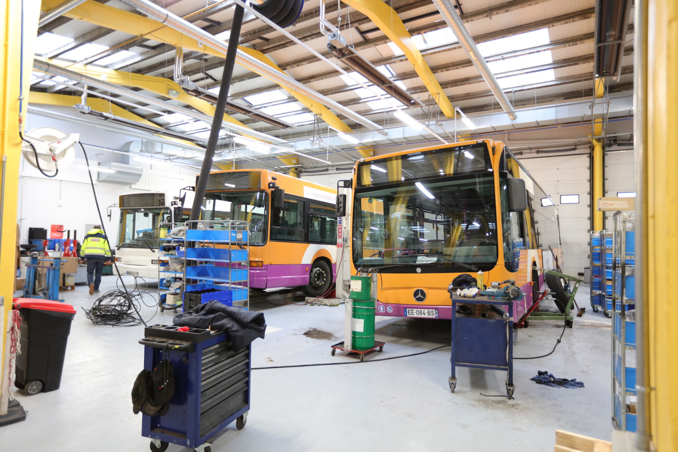 La maintenance des bus est assurée en interne par les mécaniciens Tadao.